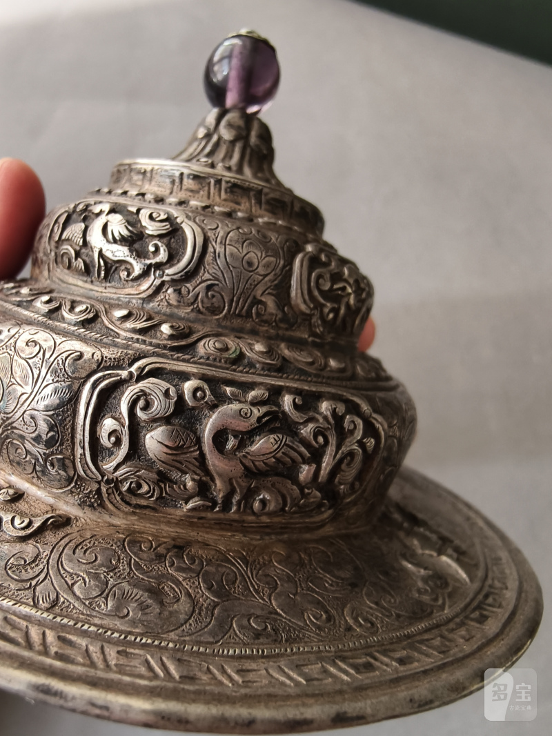 A jade bowl with stand and cover in silver with animals and floral motifs in relief - 图28